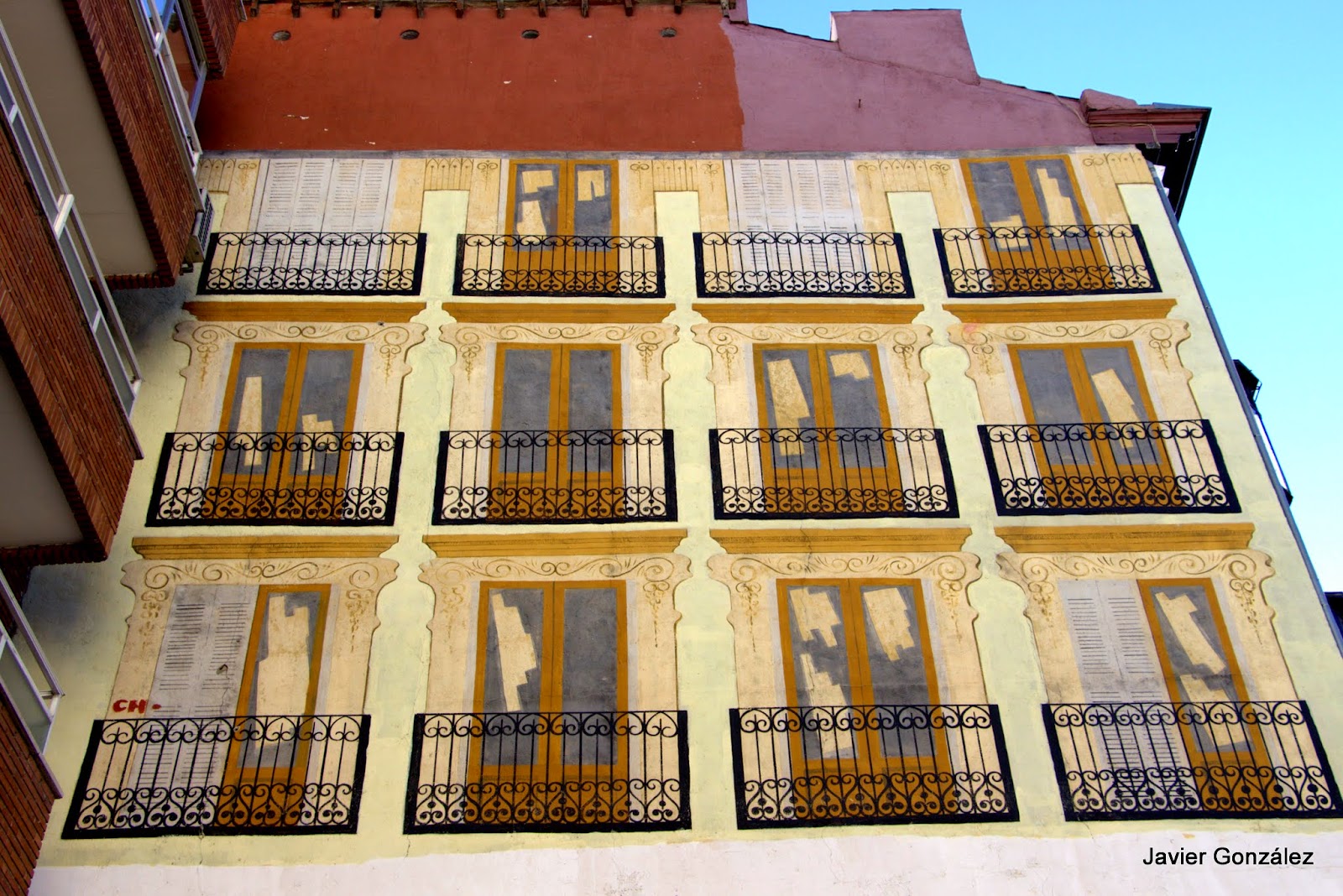 Trampantojo. Mural. Calle Hortaleza. Casa simulada. 