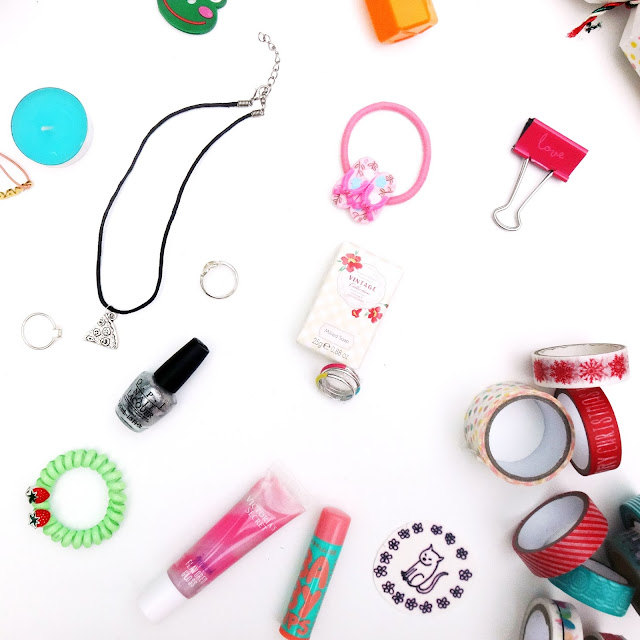 DIY bon bons | BLOGMAS Day 14 milkywayblog, milkywayblogger, milky way blog, milky way blogger, mwb, georgia, abbott, blogmas, diy, bonbons, bonbon, christmas crackers, do it yourself, craft, cheap, easy, inexpensive, make your own