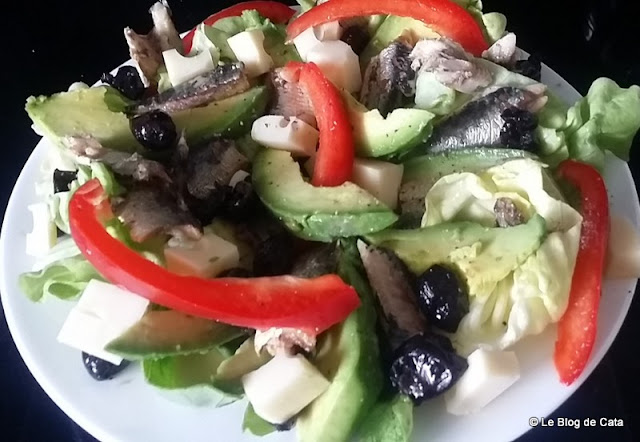 Salata cu sardine si avocado