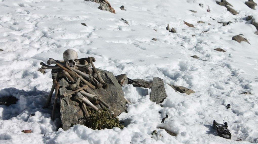 Well preserved skeletons at the Roopkund Lake