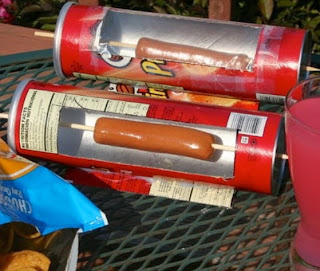 http://www.manualidadeson.com/horno-para-hot-dog-con-bote-de-pringles.html