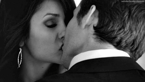 Гифки женщина целует мужчину. Красивый поцелуй. Глубокий поцелуй. Нежный поцелуй в шею. Нежный страстный поцелуй в шею.