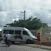 ACONTECEU: MOTORISTA PERDE CONTROLE E VAN BATE NAS GRADES DO MURO DA BIBLIOTECA MUNICIPAL
