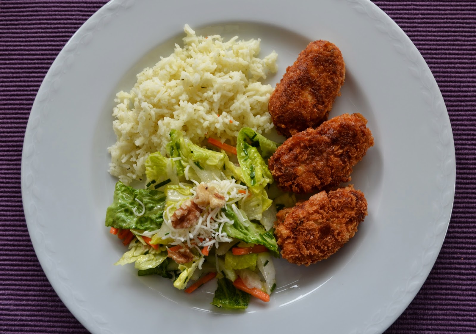 HIMBEERMILCH: Hähnchen - Kroketten mit Reis und Salat