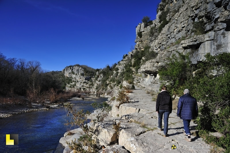 valérie et félicienne blachier au bord de la baume photo Pascal Blachier