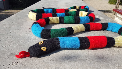 Wąż zabawka zrobiona na drutach 