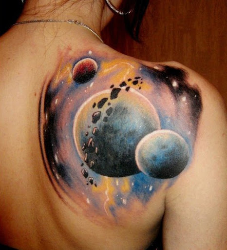 A grande coisa com o galaxy tatuagens é que ele pode ser para ambos os homens e as mulheres. Aqui está um simples planeta design para ambos os sexos. Olhando para ele, poderia ser um símbolo de força e poder.