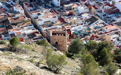 Barrio del Pozo y torre de la Reina mora en Cullera