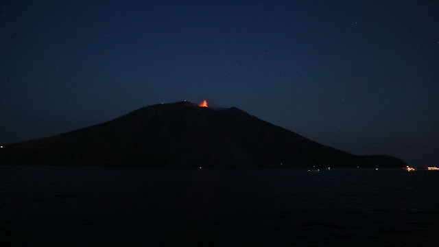 Las erupciones del Stromboli, uno de los dos volcanes activos de las Islas Eolias, es uno de los atractivos turísticos.