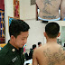 แห่ชื่นชม !..หนุ่มเกณฑ์ทหาร สักลายกลางหลัง รูปแผนที่ประเทศไทย-ในหลวง...