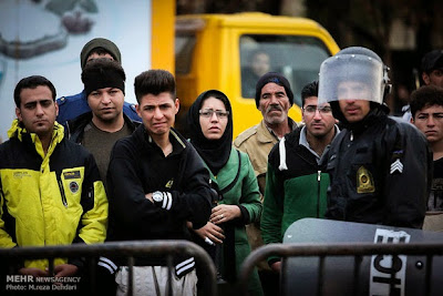 Iran: Watching a public hanging Iran: Watching a public hanging