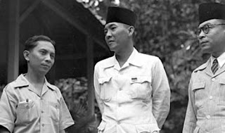 Biografi Sutan Syahrir Biografi Sutan Syahrir Lahir di padang panjang, Sumatra Barat, tanggal 5 Maret 1909. Pada usia 22 tahun, dia menjadi ketua umum Partai Naional Indonesia Merdeka, yang bertujuan mendidik kader-kader politik bangsa. Oleh karena itu, ia di tangkap Belanda pada 1934 dan dipenjara di cipinang, Jakarta, sebelu di buang ke Digul, papua bersama Bung Hatta, Kemudian ia dibuang ke Banda Neira, dan terakhir ke Sukabumi, jawa barat. Ia mendirikan jong Idonesia, kemudian menjadi Pemuda Indonesia. Pada masa jepang ia melakukan perlawanan rahasia bersama mahasiswa. Pada orde lama, Syahrir ditangkap karena dituduh berkomplot untuk membunuh Presiden Soekarno. Saat itu, ia aktif membina partai sosialis Indonesia. Sutan syahrir meninggal di Swiss pada 9 April 1966, untuk berobat sakit lumpuhnya. Ia dianugerahi gelar pahlawan nasional berdasarkan surat keputusan presiden Ri No. 76/1966 pada 19 april 1966. Ayahnya penasehat Sultan Deli dan Kepala Jaksa (landraad) di Medan, status ayahnya mendorongnya bersekolah di sekolah dasar (ELS) dan sekolah menengah (MULO) kemudian sekolah lanjutan atas (AMS) di Bandung, sekolah termahal di Hindia Belanda saat itu. Disana aktif di berbagai kegiatan sosial seperti mendirikan sekolah Tjahja Volksuniversiteit, Cahaya Universitas Rakyat bagi anak anak dari keluarga tak mampu.