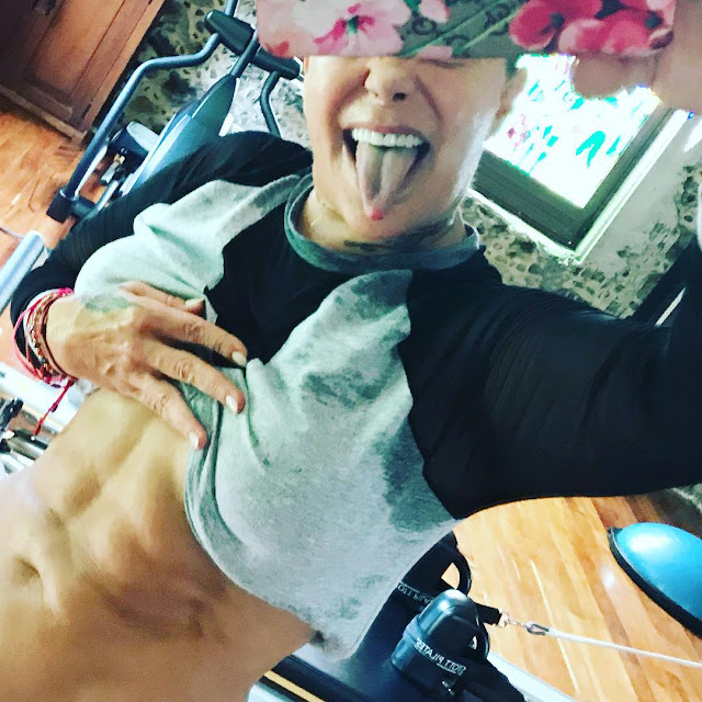 Critican a la cantante Alejandra Guzmán por su abdomen "masculino"