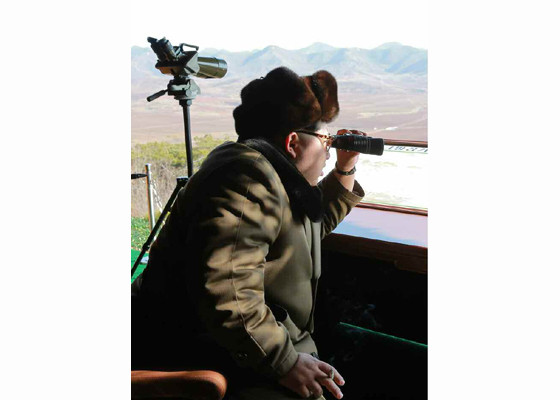 النشاطات العسكريه للزعيم الكوري الشمالي كيم جونغ اون .......متجدد  - صفحة 2 Kim%2BJong-un%2Bvisits%2Bthe%2BDPRK%2Barmy%2Btank%2Bdrills%2B10