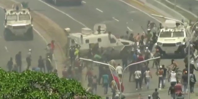 Τεθωρακισμένα του Μαδούρο τσαλαπάτησαν διαδηλωτές -Βίντεο σοκ