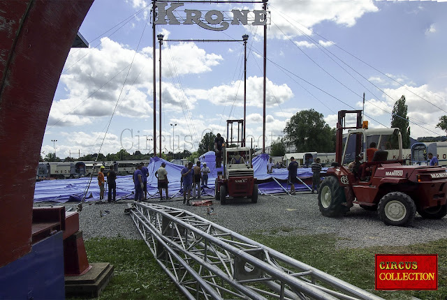 Les élévateurs arrivent pour dresser le pourtour du Circus Krone, 2012
