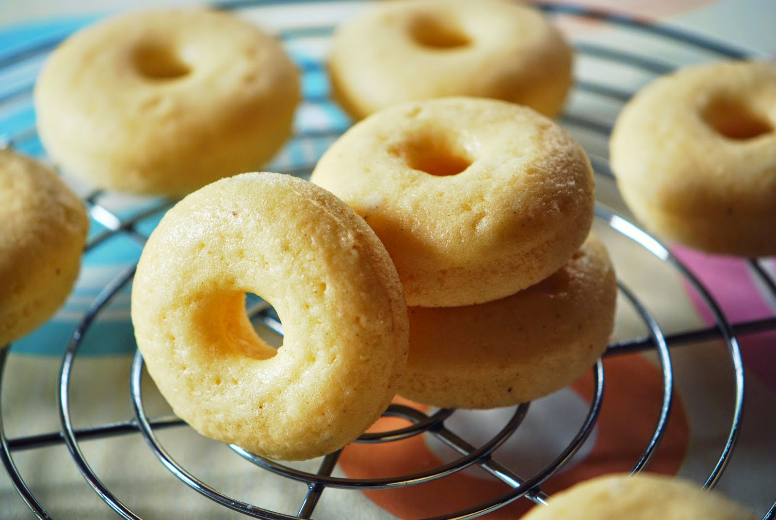 Im Ofen gebackene Vanille Donuts mit Schokoladenglasur