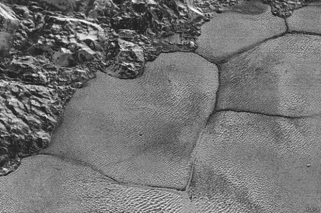 As misteriosas montanhas flutuantes de gelo de Plutão que intrigam cientistas