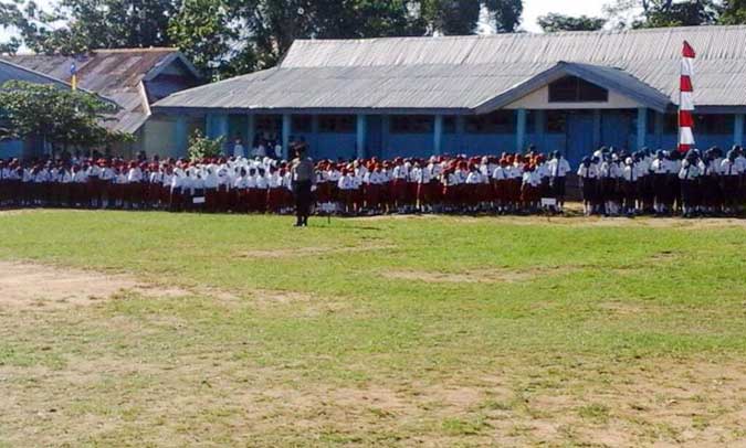 UPTD Dikbud Aru Gelar Upacara Hardiknas DI SDN 6 Dobo Dobo, Malukupost.com- Unit Pelaksana Teknis Dinas (UPTD) Pendidikan Dan Kebudayaan (Dikbud) Kabupaten Kepulauan Aru menggelar upacara perayaan hari Pendidikan Nasional (Hardiknas) tahun 2017 di SD Negeri 6 Dobo, Selasa (2/5), yang dipimpin oleh Pelaksana Tugas Camat Pulau-pulau Aru, R. Ngeborsian.