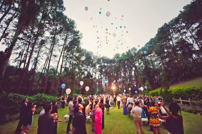 saída dos noivos, casamento, noivos, noiva, noivo, cerimônia, saída, balão, balões, gás
