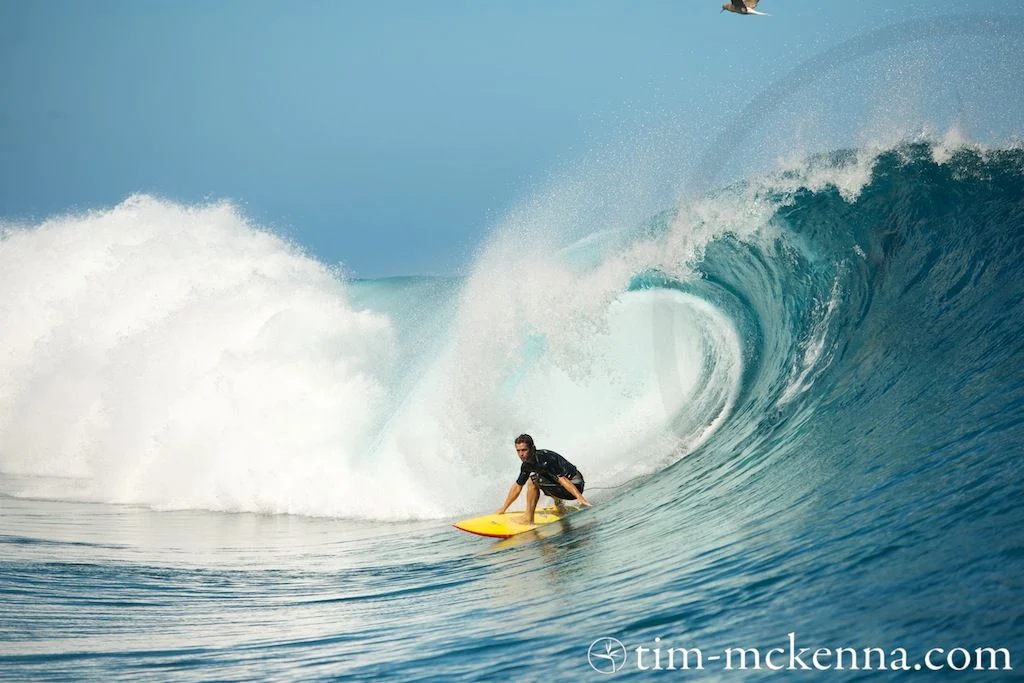 Bixente Lizarazu surfeando en Teahupoo - Tahiti. Fotos de www.Tim-mckenna.com