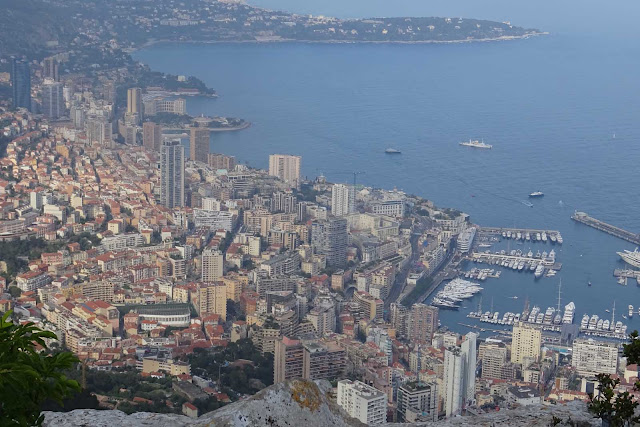 Monaco vom Felsen Tête de Chien, Wolkenkratzer, Meer, Yachten