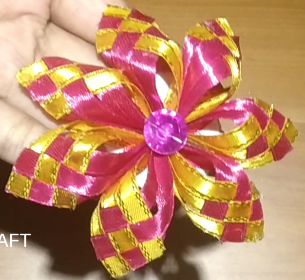 TUTORIAL PEMBUATAN BUNGA DARI PITA SATIN DENGAN MOTIF ANYAMAN