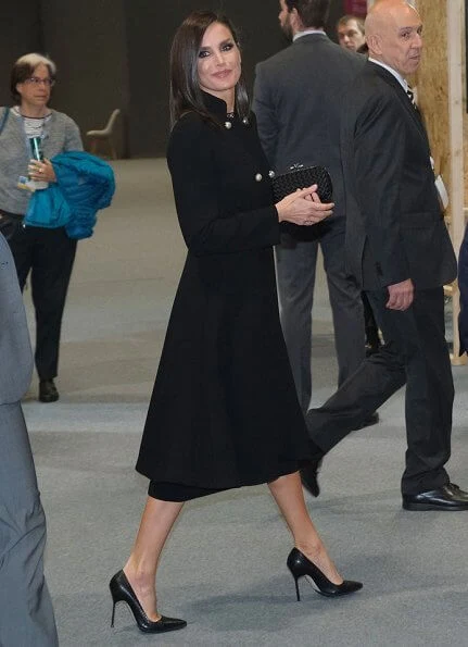 Queen Letizia carried Bottega Veneta black knot ntrecciato satin clutch and wore Prada toe pumps at COP25 event