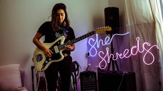 Fabi Reyna, Gitaris Perempuan Pendobrak Pihak Terpinggirkan di Industri Musik Fabi Reyna, Gitaris Perempuan Pendobrak Pihak Terpinggirkan di Industri Musik