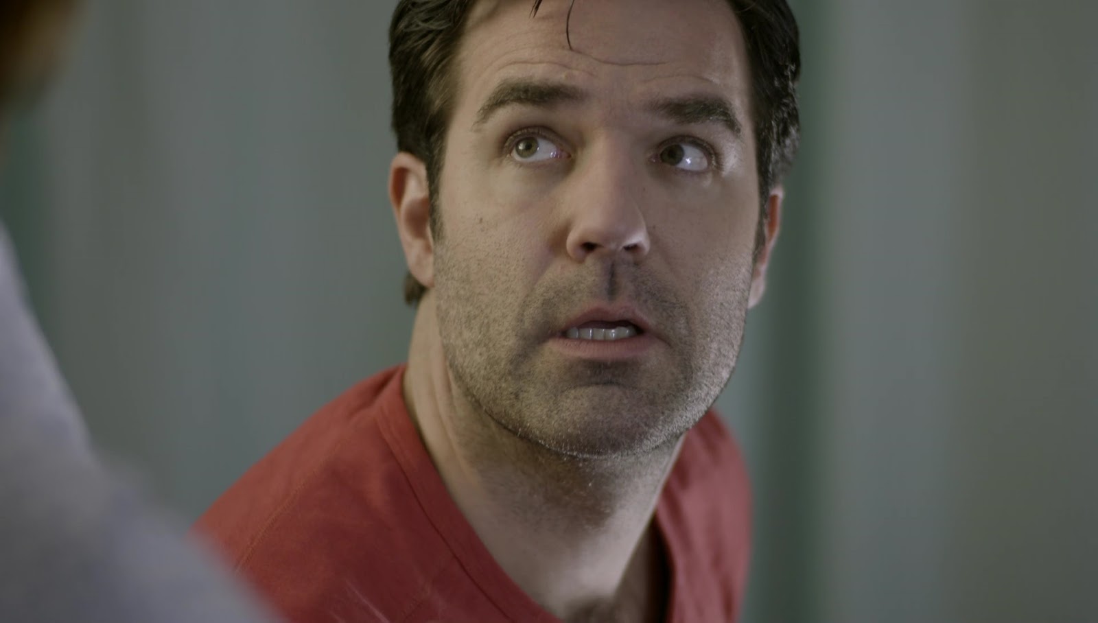 ausCAPS Rob Delaney shirtless in Catastrophe 101 "Episode 1.1"