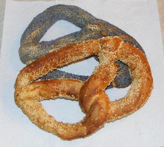 Covrigi de casa reteta covrigi brasoveni sau pretzel de post opariti si copti la cuptor retete culinare simigerie covrig preparare pretzels copii gustare crocanti mac susan sare,