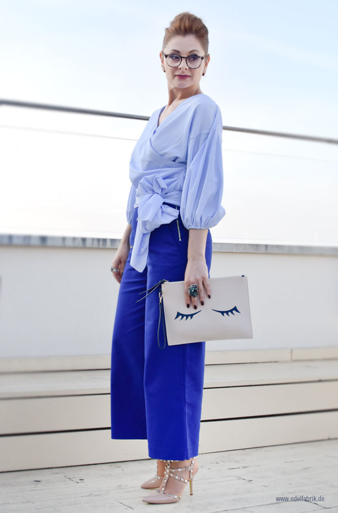 Royal Blaue Palazzohose, Bluse mit weiten Ärmeln und Schleife zum Binden Royal Blaue Palazzohose, Bluse mit weiten Ärmeln und Schleife zum Binden