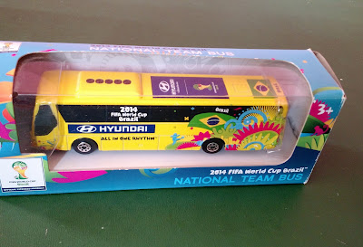 Miniatura de metal de  onibus Hyundai 2014 FIFA National Team Bus, 12,5cm de comprimento ,na embalagem original R$ 30,00