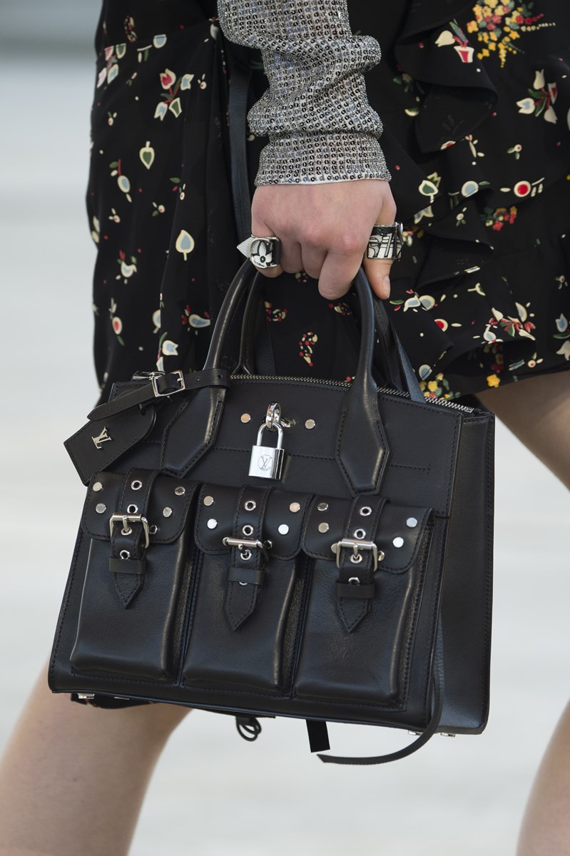 Détails accessoires Louis Vuitton Cruise 2017 louis-vuitton-cruise-2017,louis-vuitton-cruise, cruise-2017, défilé-louis-vuitton, louis-vuitton-rio-janeiro, louis-vuitton-brasil, louis-vuitton-brésil, du-dessin-aux-podiums, dudessinauxpodiums, nicolas-ghesquière-louis-vuitton, Niterói-Contemporary-Art-Museum, museu-nitéroi, Musée-d-art-contemporain-de-Niterói