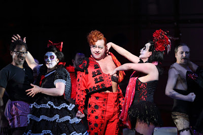 Verdi: La Traviata - Aled Hall, Heather Shipp, ENO Chorus - English National Opera (Photo Catherine Ashmore) Verdi: La Traviata - Aled Hall, Heather Shipp, ENO Chorus - English National Opera (Photo Catherine Ashmore)