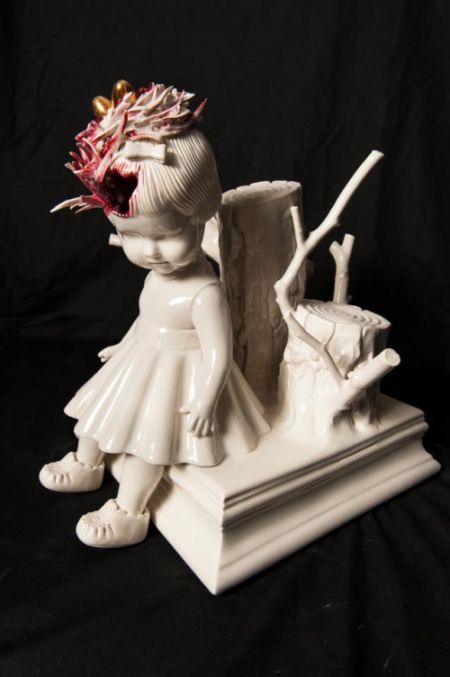 Maria Rubinke esculturas porcelana surreais sangue crianças macabras Ninho na cabeça