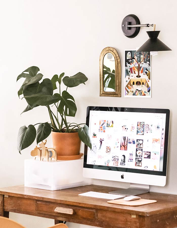 Monstera ou costela de Adão na decoração de home-office minimalista e feminino