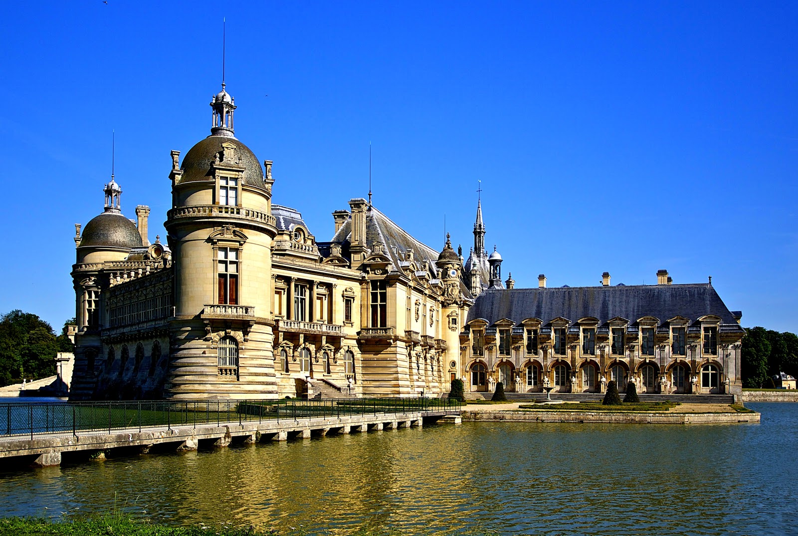 Qui A Fait Construire Le Château De Chantilly
