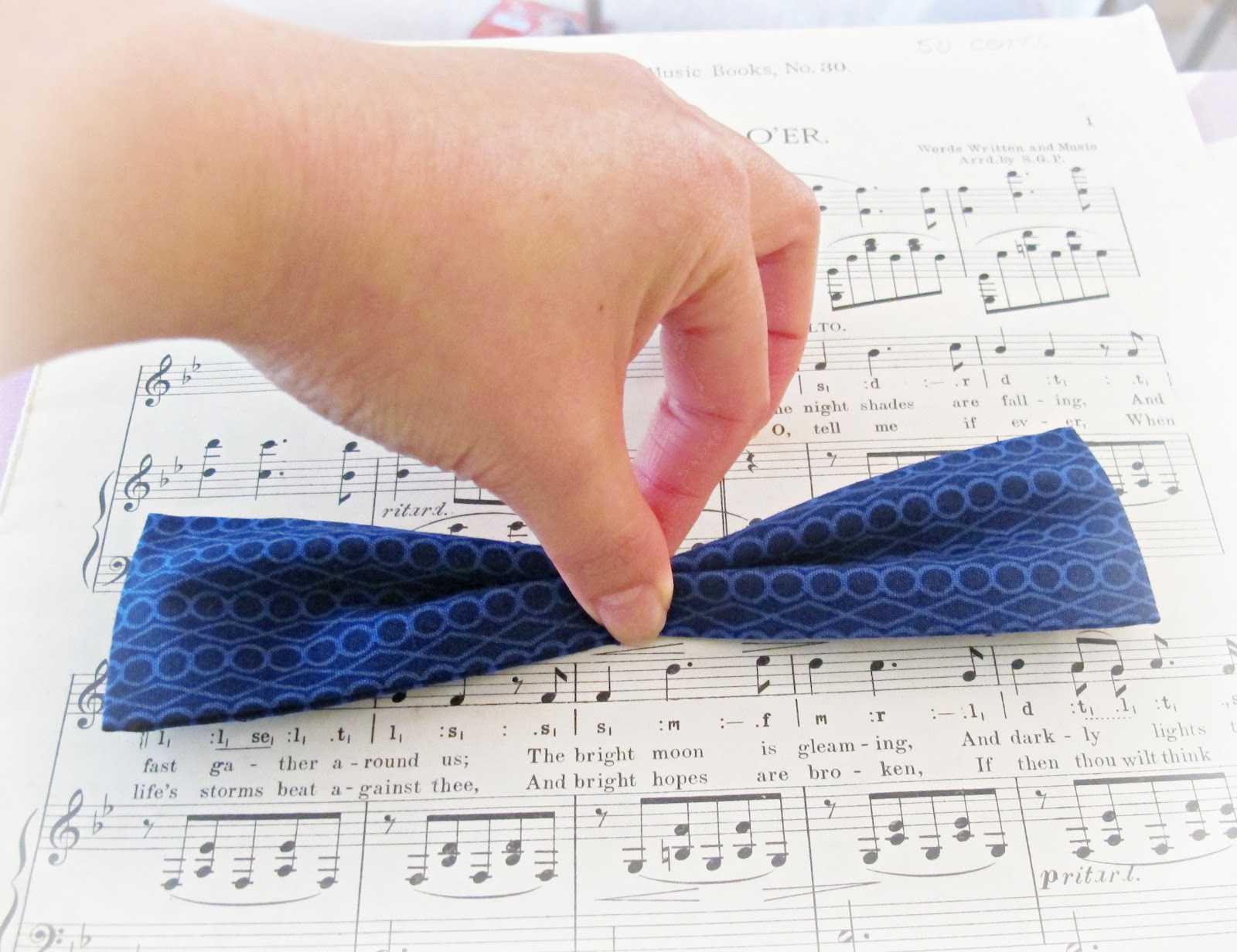 Two Cheeky Monkeys How to Make a Fabric Bow a No Sew Technique