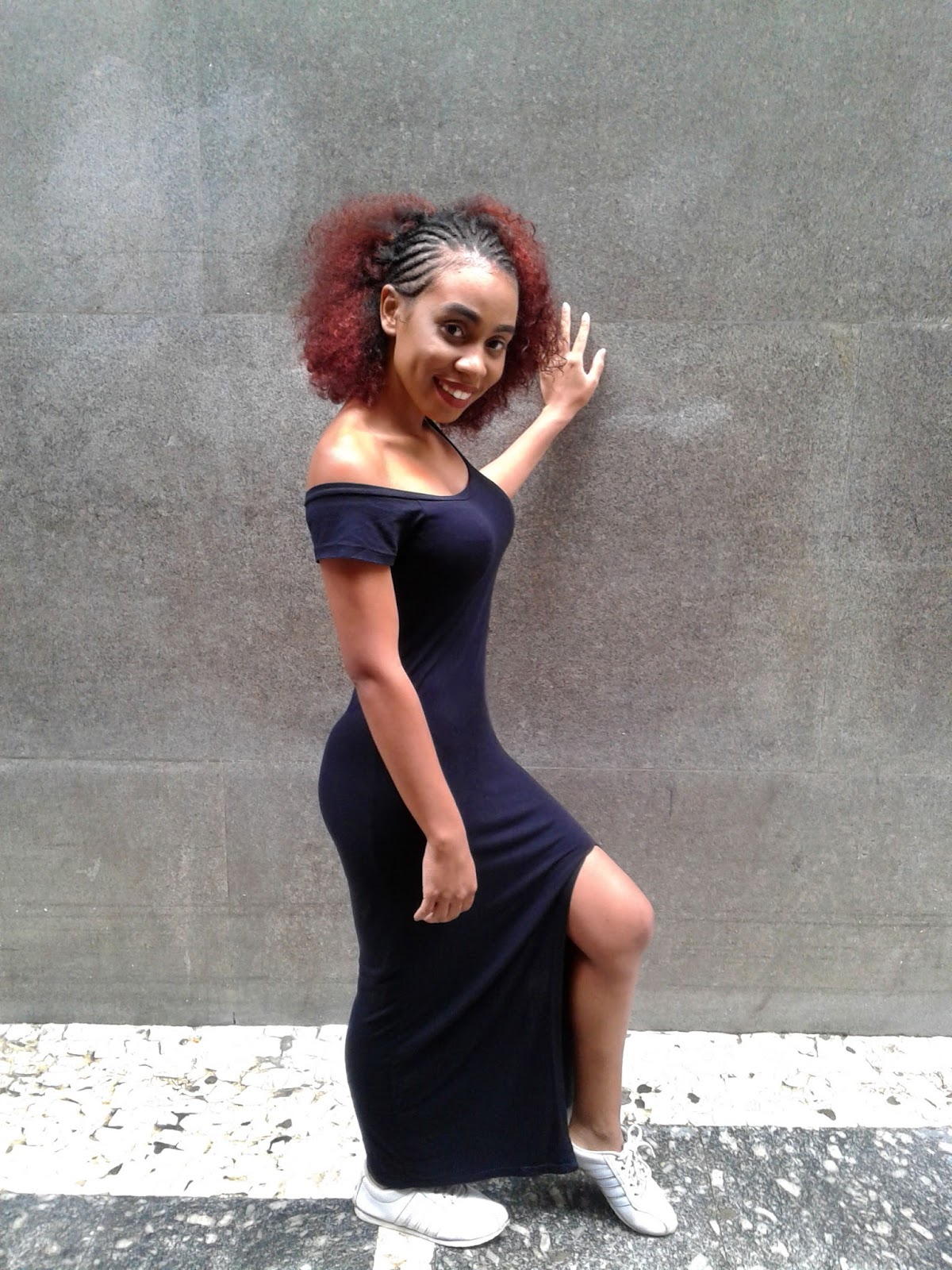 vestido longo com tenis e jaqueta