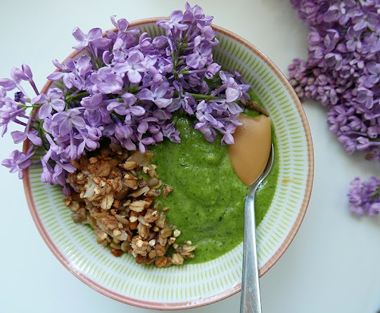 Smoothie bowl z jabłek i szpinaku