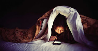 Τι πραγματικά συμβαίνει στον εγκέφαλο μας όταν παίζουμε με το κινητό πριν κοιμηθούμε;