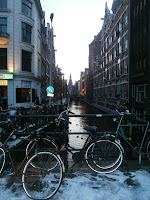 Bicicletas aparcadas en puente en Amsterdam
