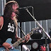 Foo Fighters faz show com nome falso, toca raridades e traz Roger Taylor; veja vídeos