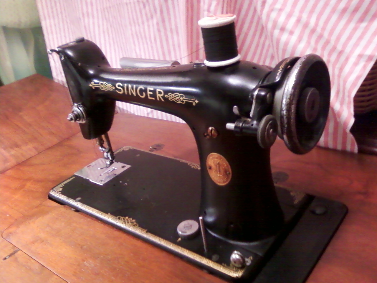 Singer 101 Sewing Machine with potted motor & oil wick system
