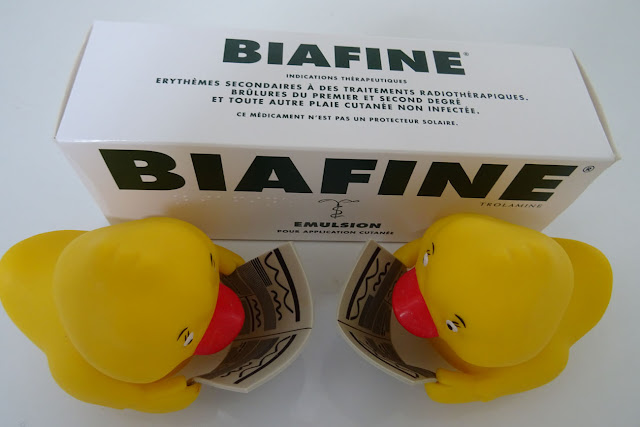 Die Verpackung Biafine Emulsion Verpackung mit 2 Badeenten in Gelb