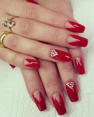 Uñas rojas con piedras Uñas rojas con piedras