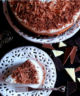 http://www.slodkastrona.com/2014/04/potrojnie-czekoladowy-sernik-na-zimno.html