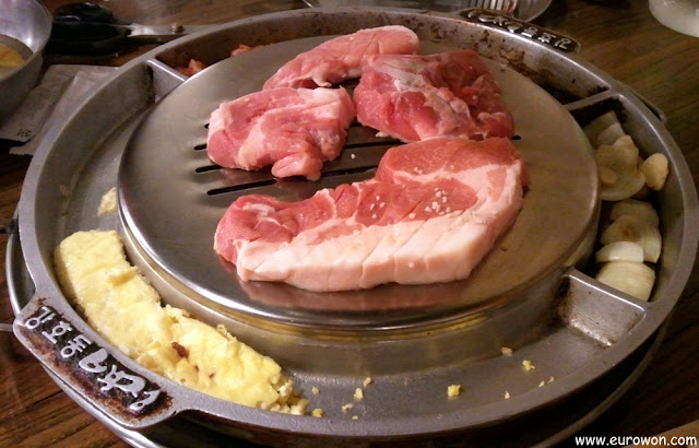 Carne a la plancha en el restaurante de Kang Ho-dong en Seúl