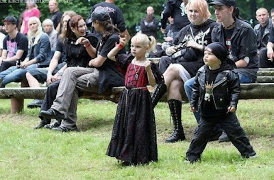 Lustiges Foto - Gothic Metal Kleinkinder auf Konzert - schwarze Kleidung Bikerjacke Lustiges Foto - Gothic Metal Kleinkinder auf Konzert - schwarze Kleidung Bikerjacke